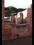 01572 ostia - regio ii - insula vi - caseggiato delle fornaci (ii,vi,7) - ostfassade - nordende - blili in raum (5) - gesehen von der via della fontana - 01-2024.jpg